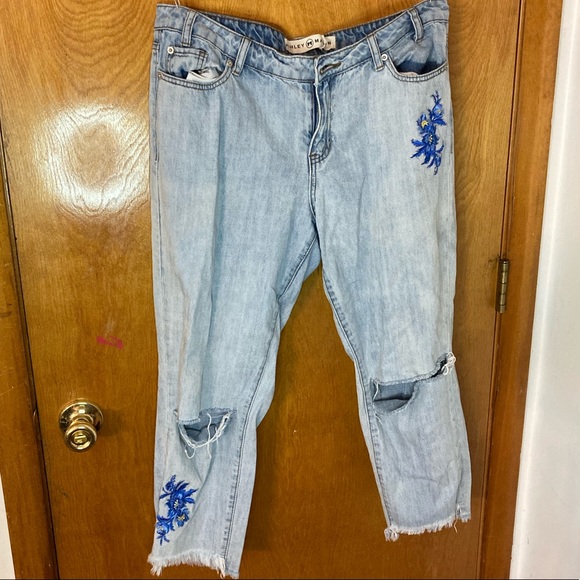 Light wash jeans with flower patches Ashley Mason - Picture 1 of 6